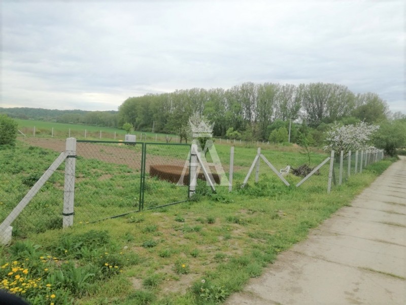 rovinatý pozemok v príjemnej lokalite, vhodný na záhradku, 473 m2