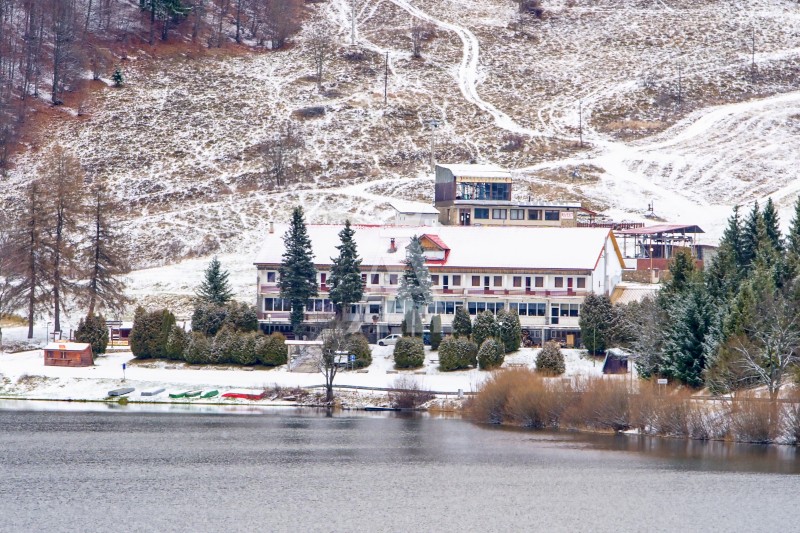 výmera pozemku 6700 m², úžitková plocha 2150 m²