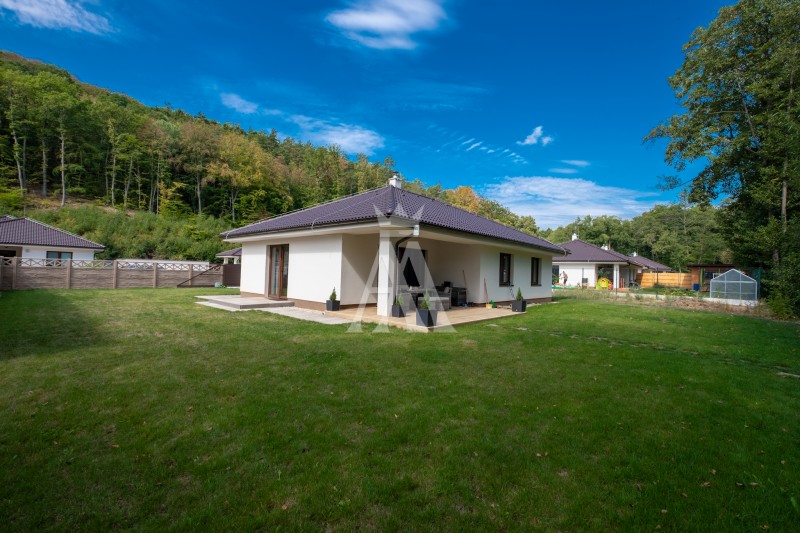 658 m2 pozenku, rozloha domu 120 m2, zariadený