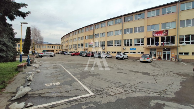 Kancelársky priestor: vstupná chodba, príručný sklad a hlavná miestnosť - celkovo 62 m2