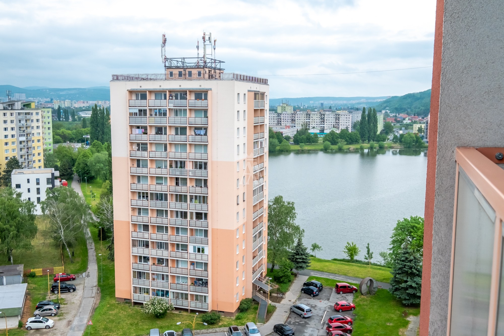 Veľký byt o výmere 48,55m2, má dve loggie