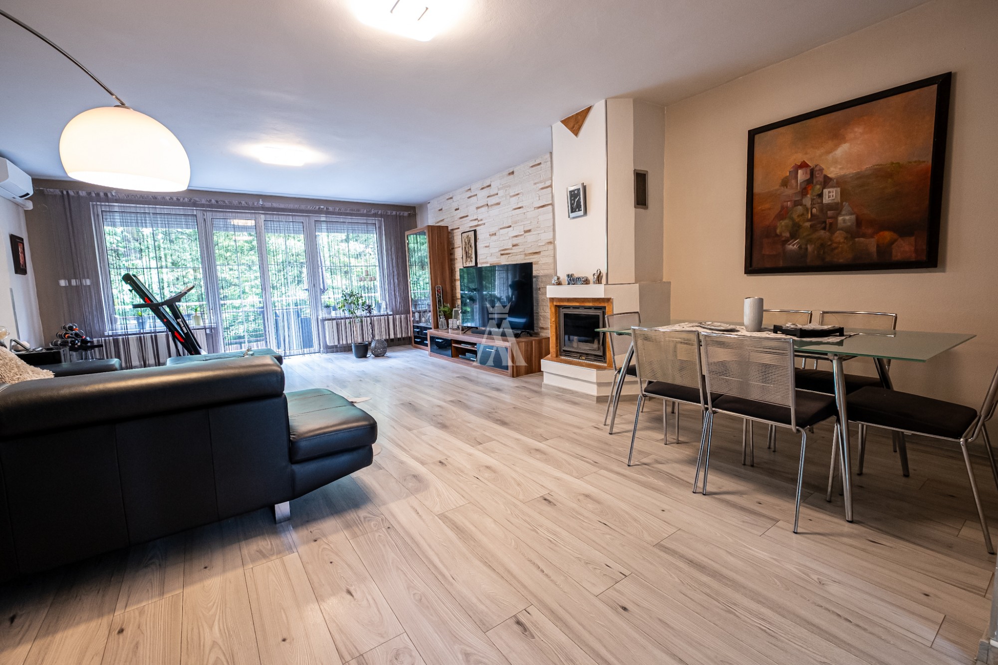 obytná plocha 357 m2, úžitková plocha 483 m2, všetky IS, slepá ulica