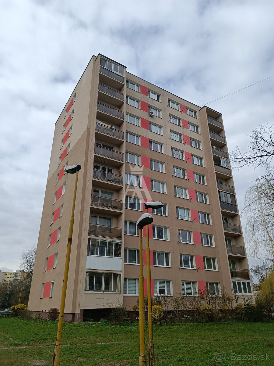 Výborná lokalita, kompletná občianska vybavenosť, čiastočne zrekonštruovaný, loggia, kumbál, pivnica