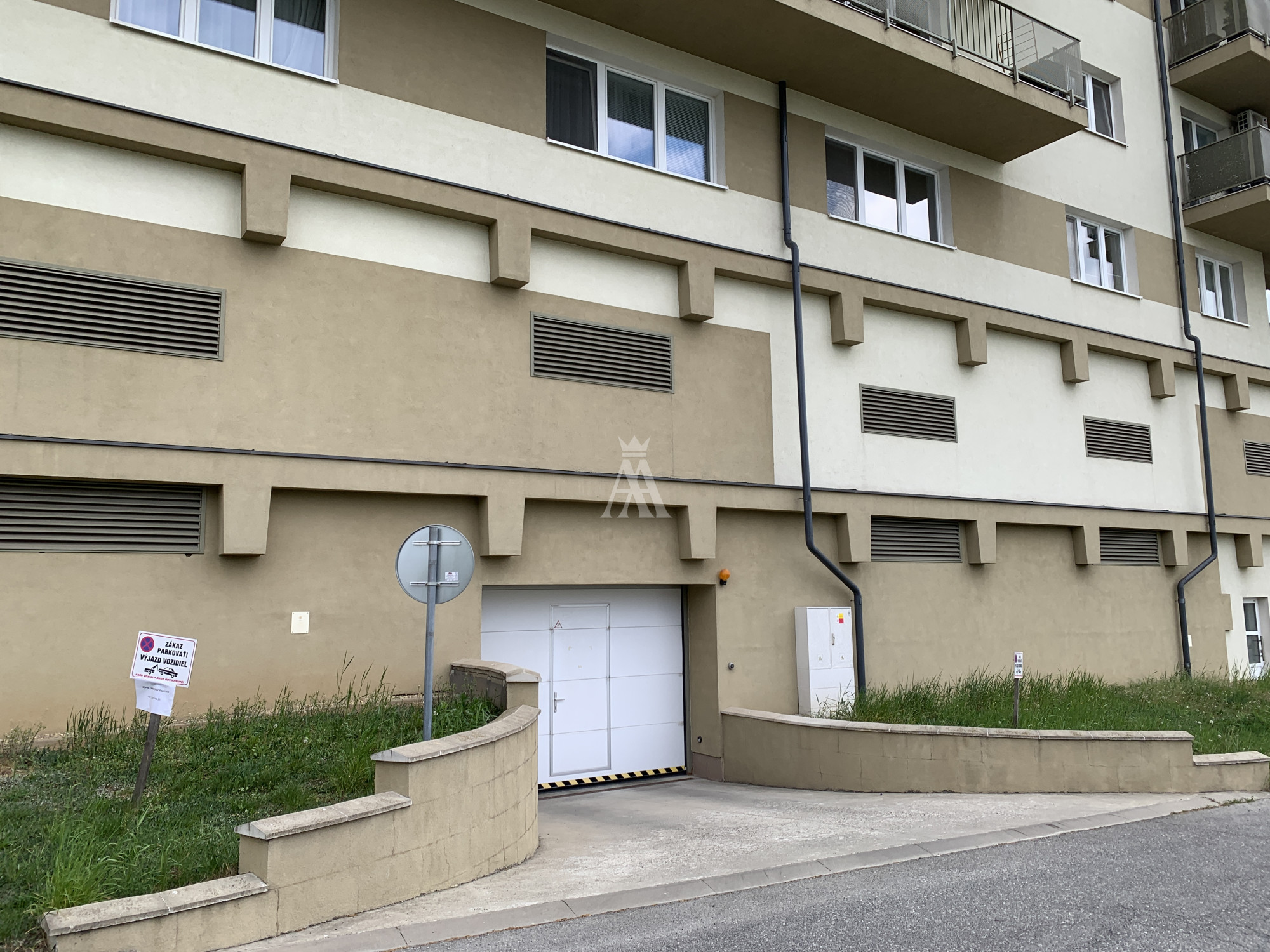 NA PREDAJ PARKOVACIE MIESTO V GARÁŽOVOM DOME NA ULICI SVÄTEJ RODINY, KOŠICE DARGOVSKÝCH HRDINOV