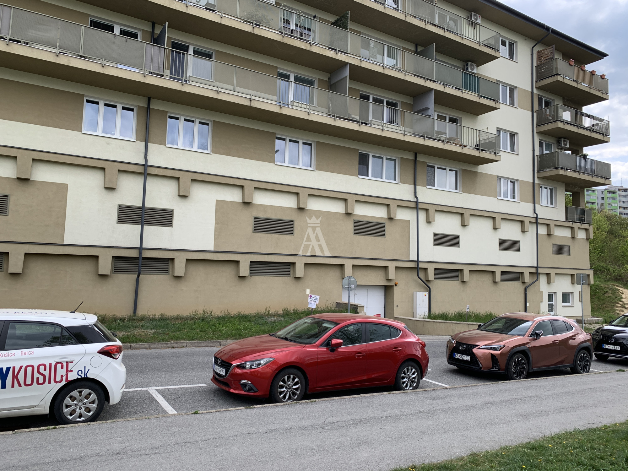 NA PREDAJ PARKOVACIE MIESTO V GARÁŽOVOM DOME NA ULICI SVÄTEJ RODINY, KOŠICE DARGOVSKÝCH HRDINOV