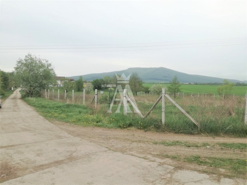 rovinatý pozemok v príjemnej lokalite, vhodný na záhradku, 473 m2