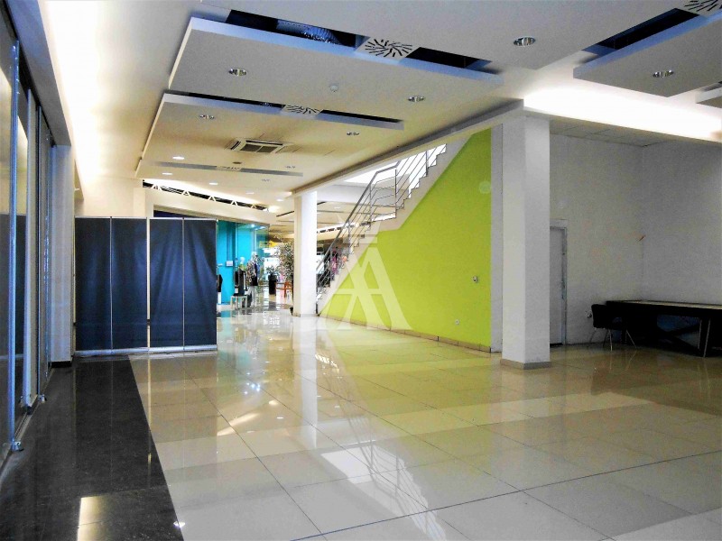 Obchodné priestory, na frekventovanom mieste, 250 m2