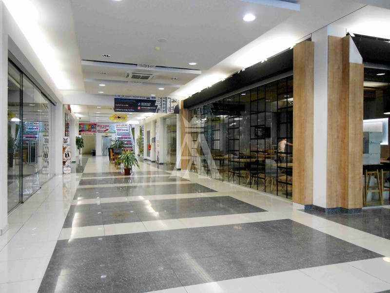 Obchodné priestory, na frekventovanom mieste, 250 m2