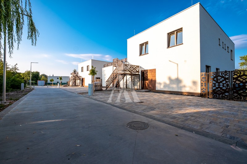 Úžitková plocha  97,5 m² + terasa 14,9 m² Rozloha Pozemku  118 m2 + dve parkovacie státia