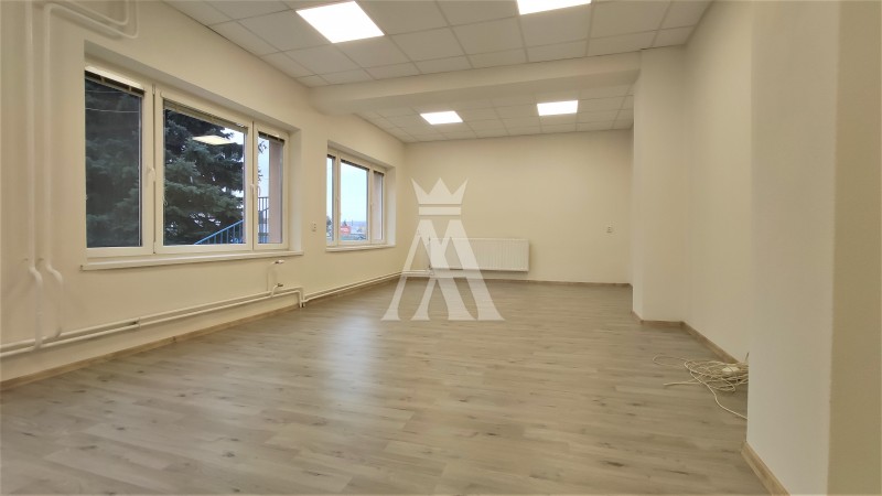 Kancelársky priestor: vstupná chodba, príručný sklad a hlavná miestnosť - celkovo 62 m2