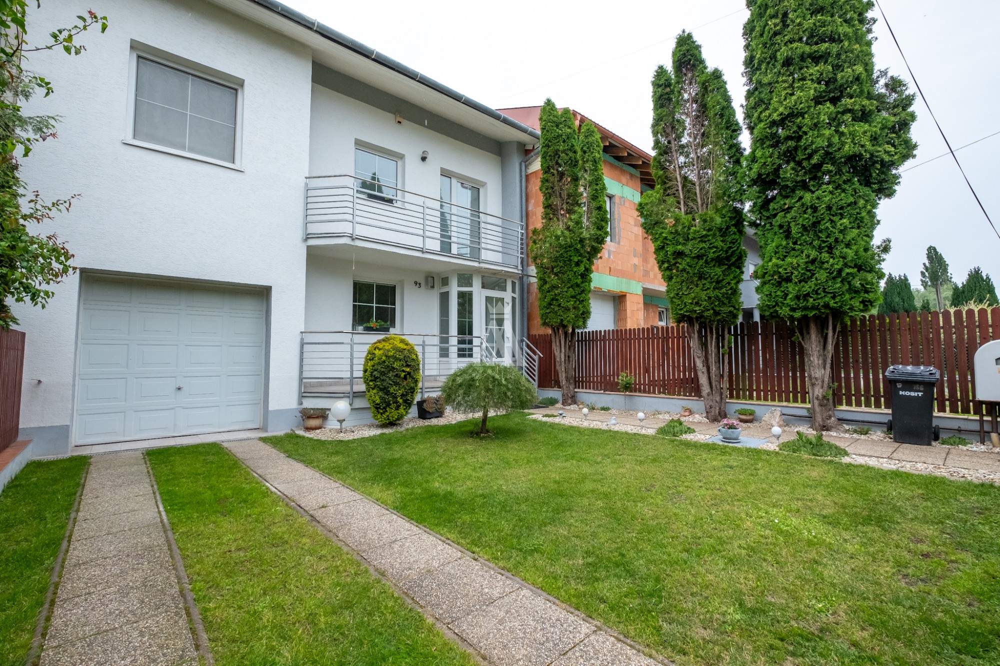 obytná plocha 357 m2, úžitková plocha 483 m2, všetky IS, slepá ulica