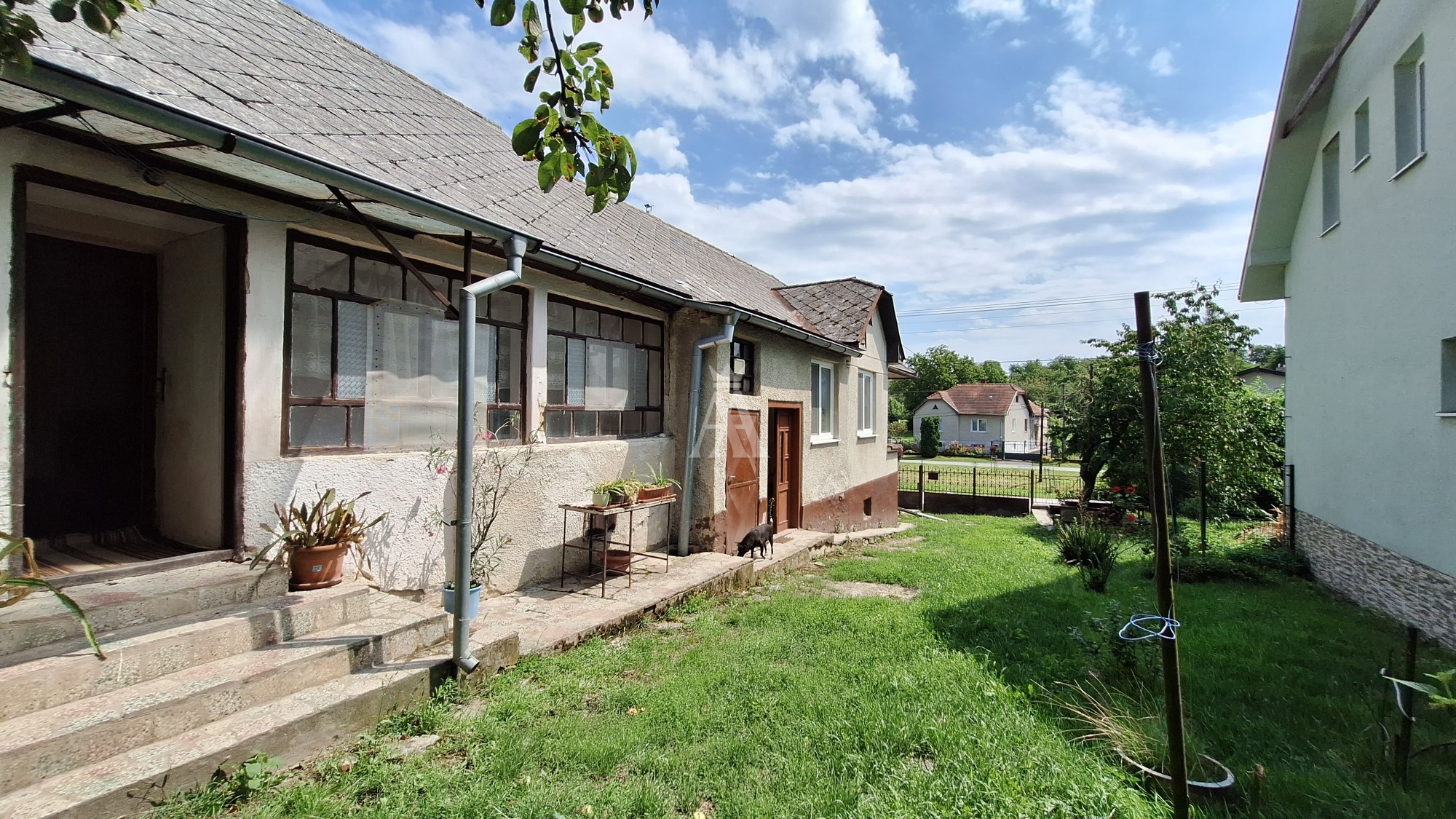 Rodinný dom v pôvodnom stave, pozemok 1502 m2.