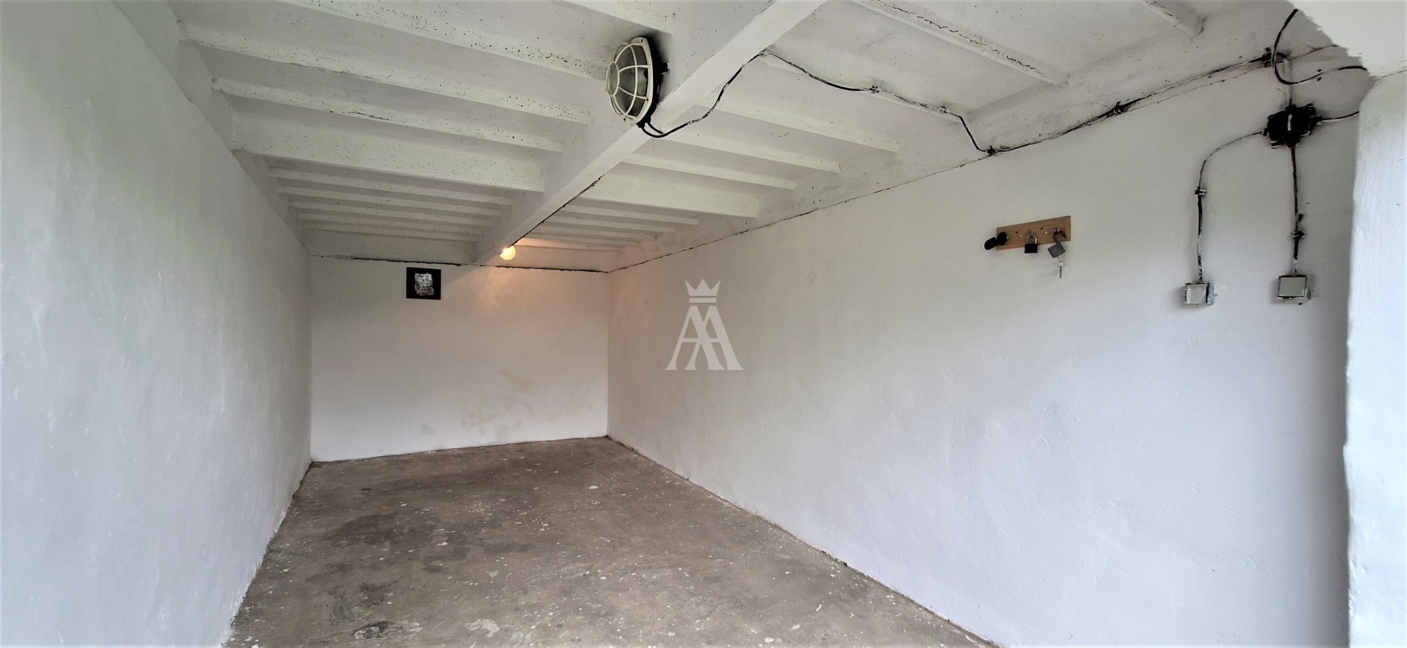 Murovaná garáž, vysporiadaný pozemok, so zavedenou elektrinou, 19 m2.