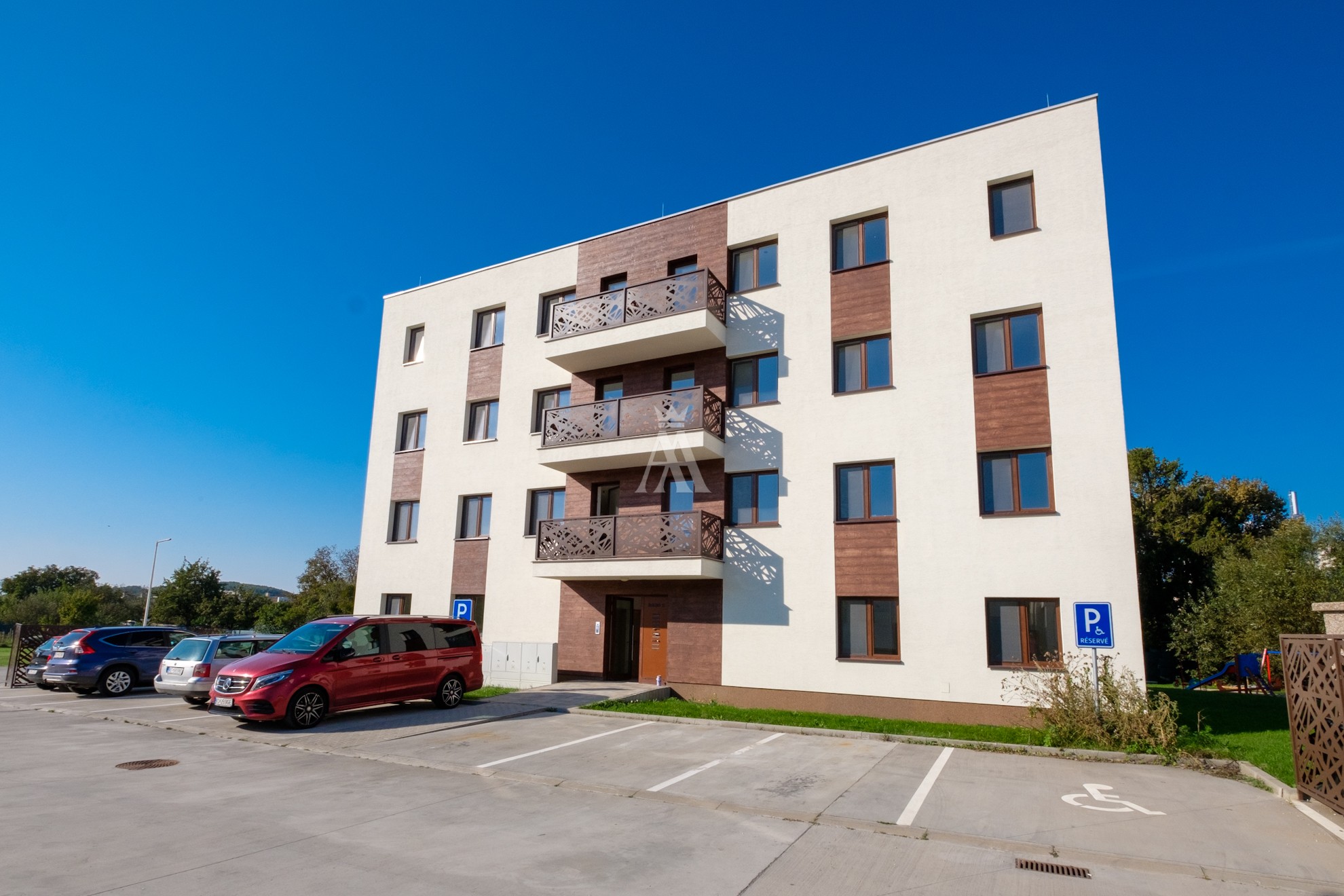 v cene jedno parkovacie státie, sklad, terasa i pozemok