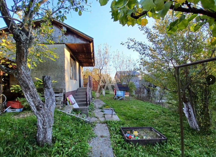 rekreačná zóna v meste, výmera záhrady 384 m2, murovaná chatka podpivničená