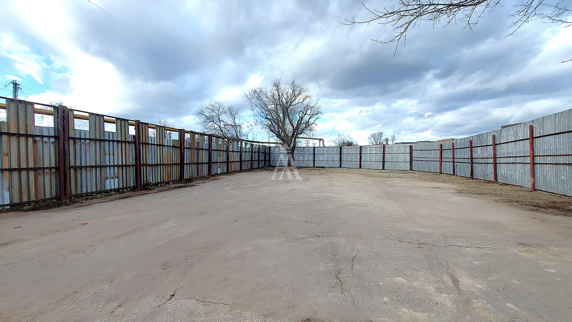 Oplotený areál, vhodné na parkovanie strojov, nákladných áut, stavebného materiálu