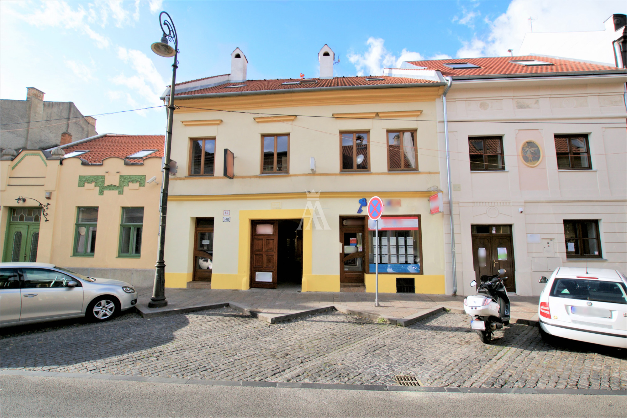 Vhodné na prevádzku, kancelárie, služby, kaviareň, bar.
