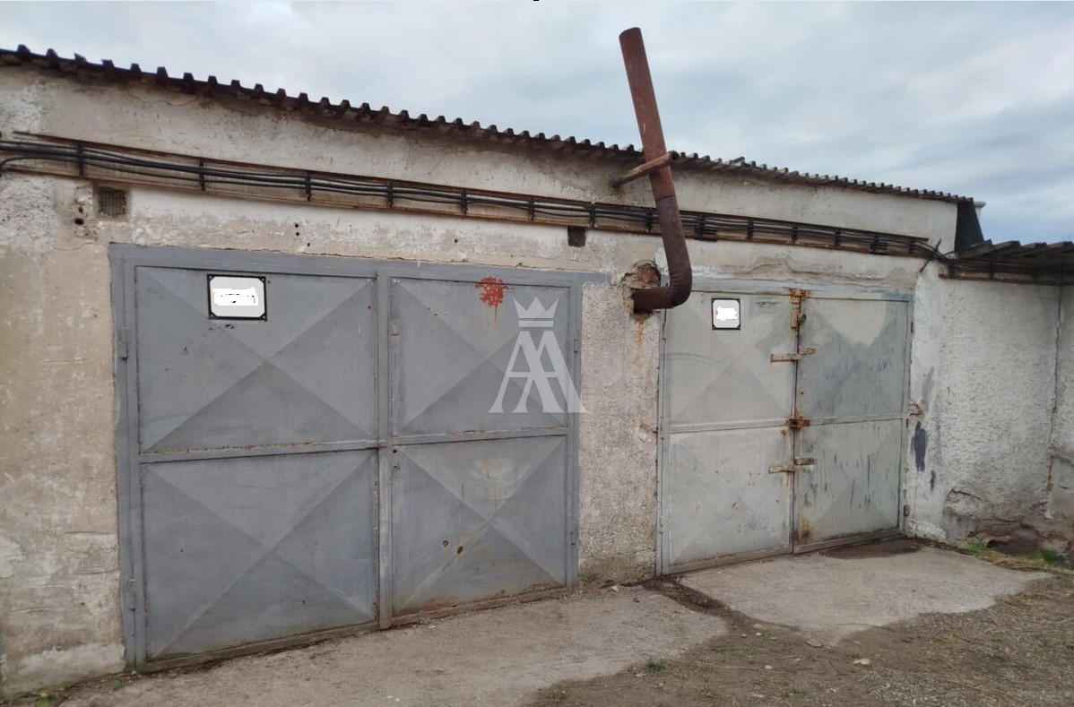 dvojgaráž 2x19 m2, pozemok v osobnom vlastníctve, elektrika 230/400 V