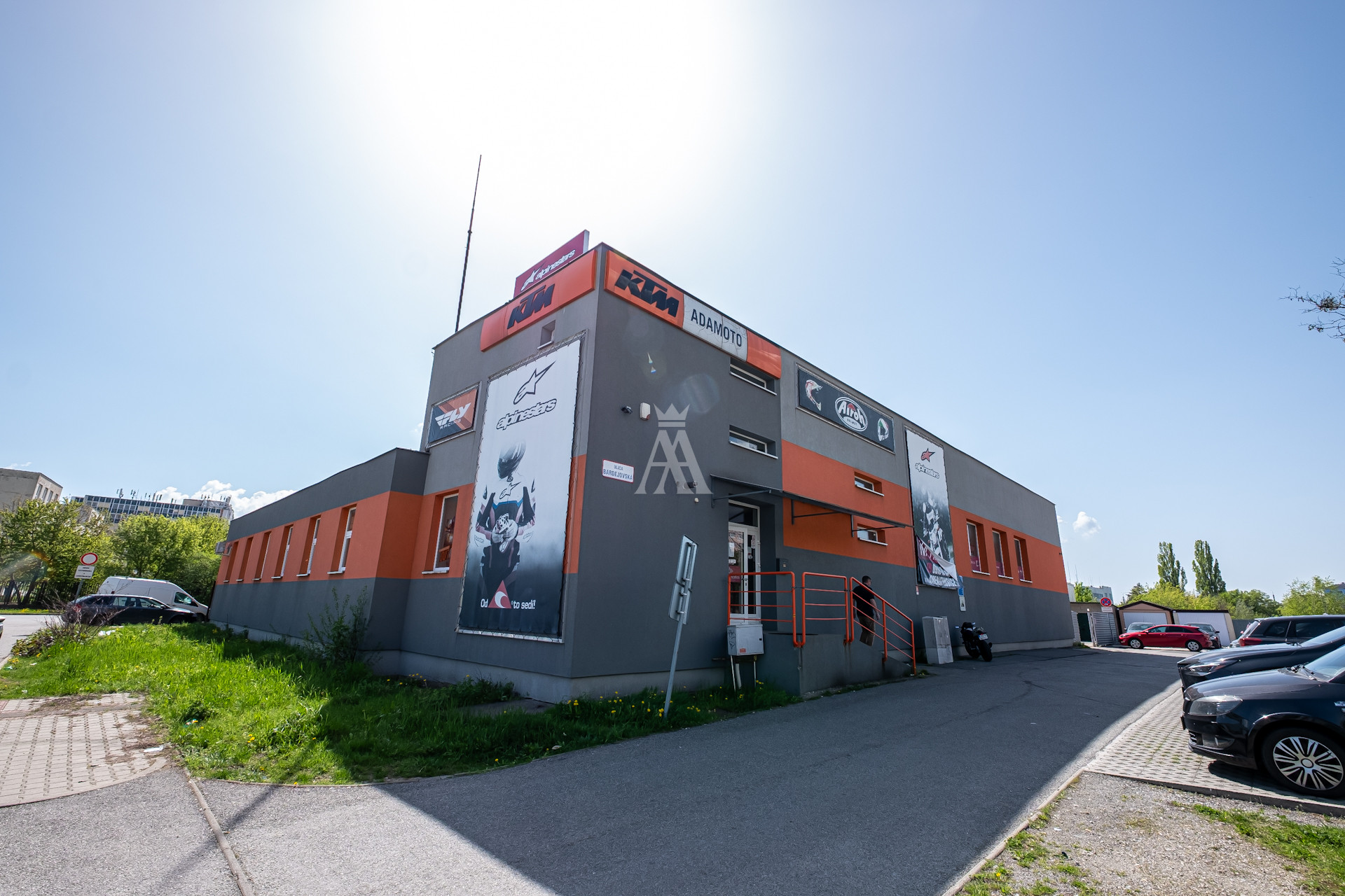 pozemok 1500 m2, úžitková plocha 600 m2