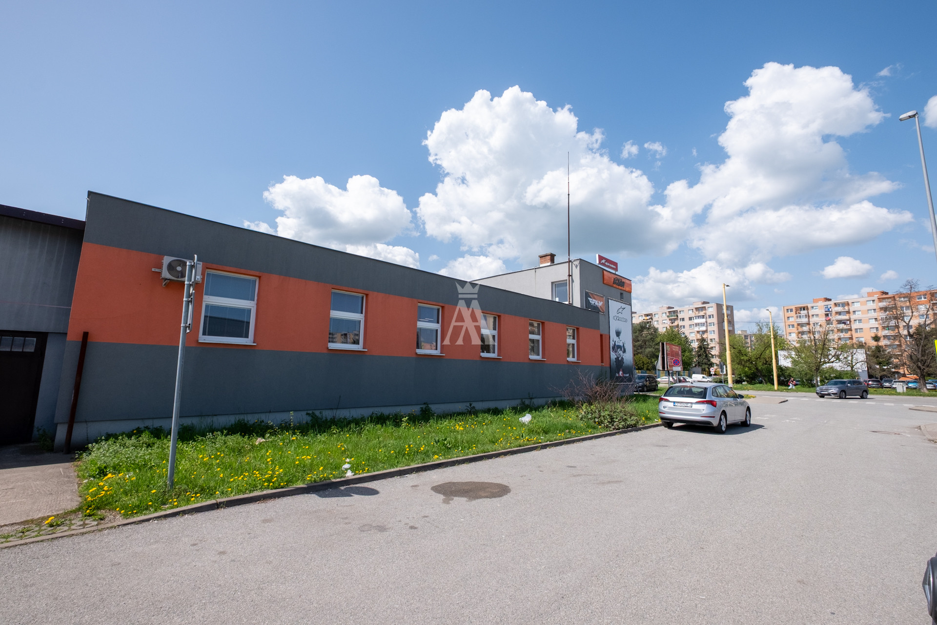 pozemok 1500 m2, úžitková plocha 600 m2