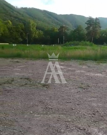 slnečný pozemok uprostred prírody, elektrická a vodovodná prípojka, rovina