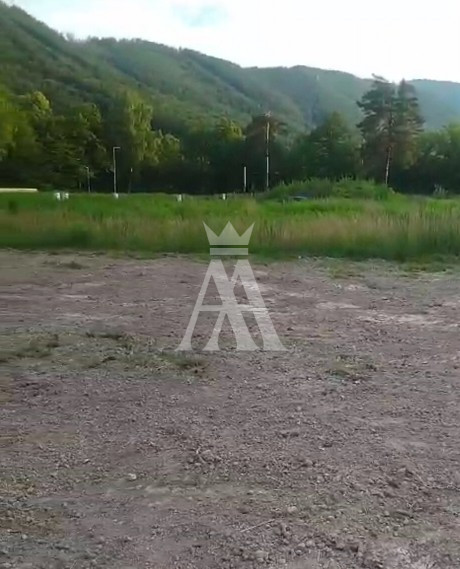 slnečný pozemok uprostred prírody, elektrická a vodovodná prípojka, rovina