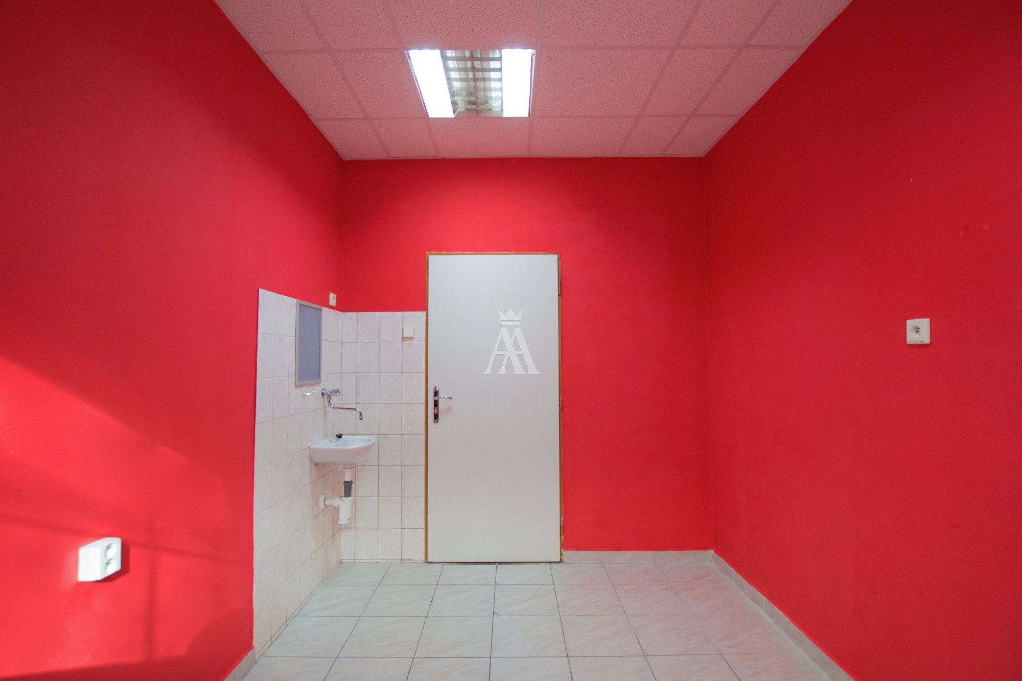 Malá kancelária s umývadlom v centre mesta