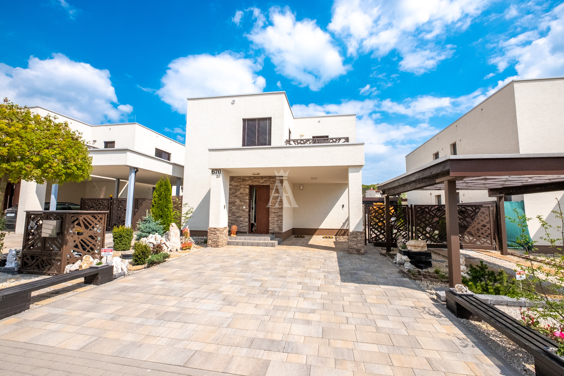 výmera pozemku 382 m², úžitková plocha 128,9 m² + terasy 16,6 m²