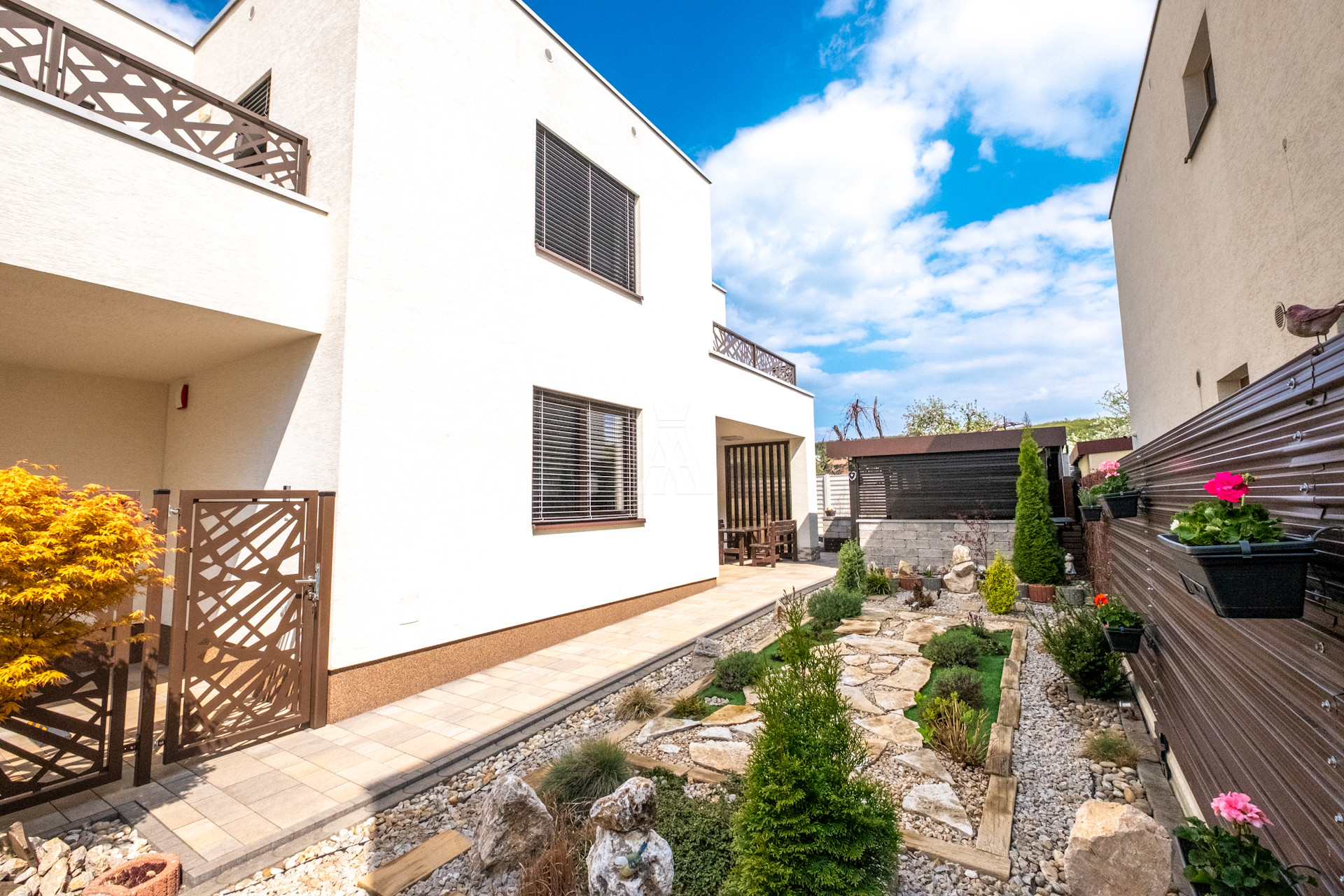 výmera pozemku 382 m², úžitková plocha 128,9 m² + terasy 16,6 m²