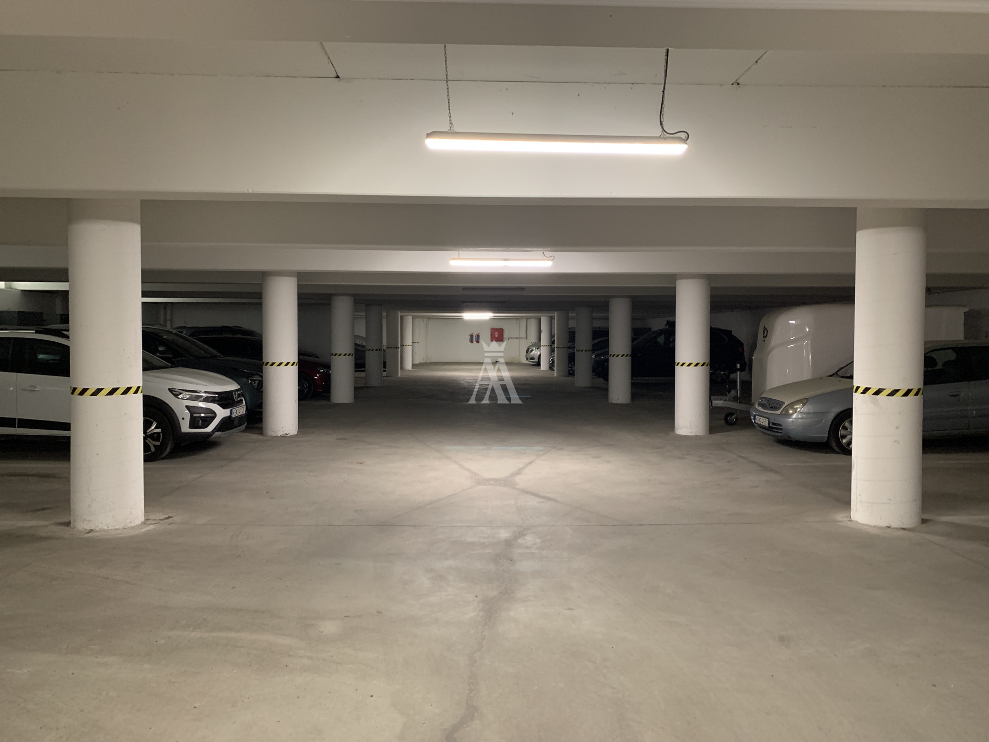 NADŠTANDARTNE VEĽKÉ PARKOVACIE MIESTO PRIAMO V GARÁŽOVOM/BYTOVOM DOME