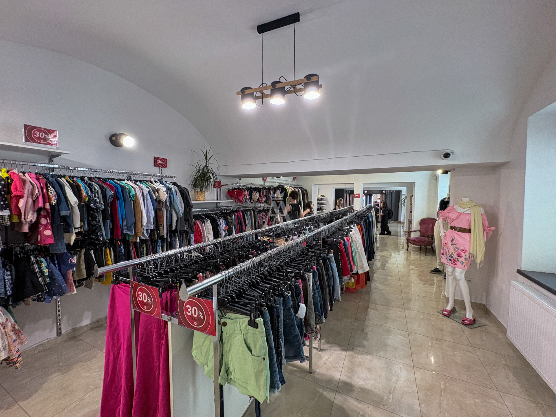 220 M2, DVA VSTUPY, VYKLAD NA ULICU