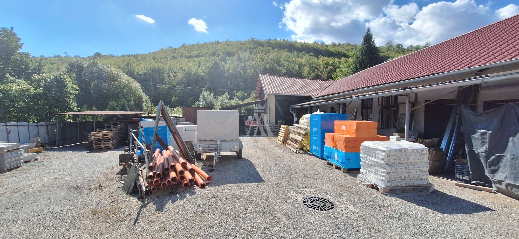 Výnimočný investičný potenciál v centre Medzeva: Tradičná predajňa v rodinnom dome s veľkorysým pozemkom 1458 m² a všetkými IS.