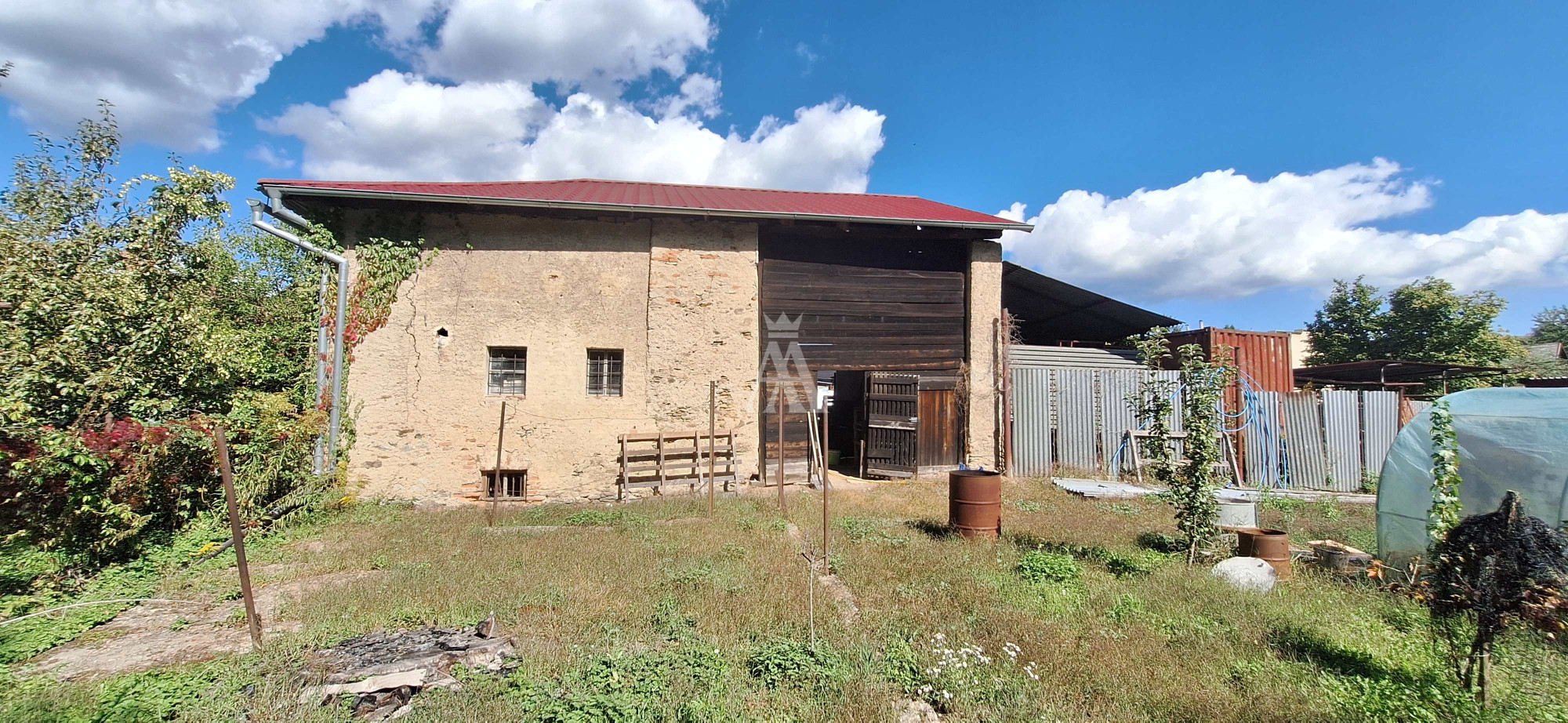 Výnimočný investičný potenciál v centre Medzeva: Tradičná predajňa v rodinnom dome s veľkorysým pozemkom 1458 m² a všetkými IS.