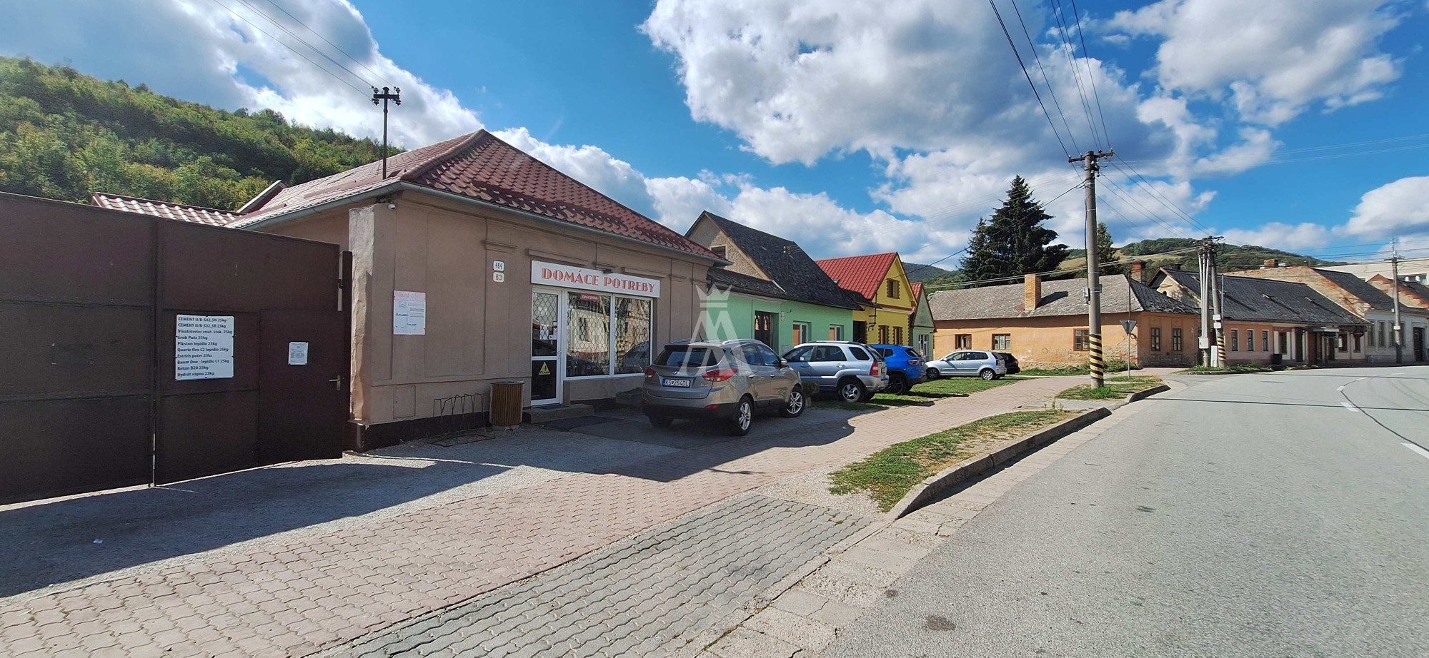 Výnimočný investičný potenciál v centre Medzeva: Tradičná predajňa v rodinnom dome s veľkorysým pozemkom 1458 m² a všetkými IS.